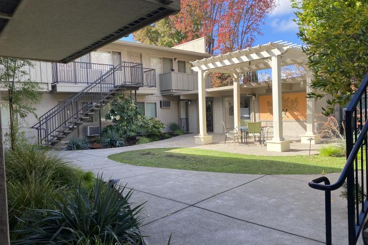 Apt Green Commons Full